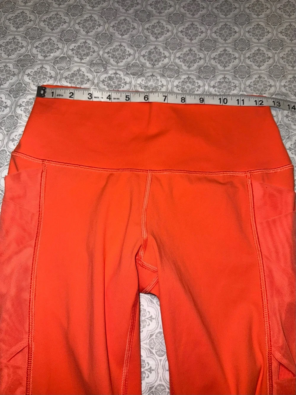 Lululemon rise and flow leggings *RARE* Size 6